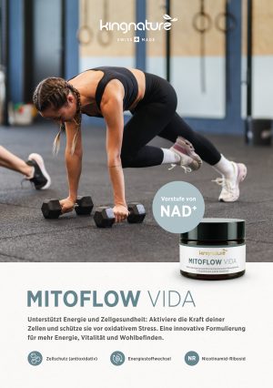 Eine Frau in Sportkleidung macht in einem Fitnessstudio Liegestütze mit Hanteln. Darunter ist ein Produktflyer (ohne Muster) zu sehen, auf dem Symbole und deutscher Text zu sehen sind, die Energie, Vitalität und Zellgesundheit hervorheben.