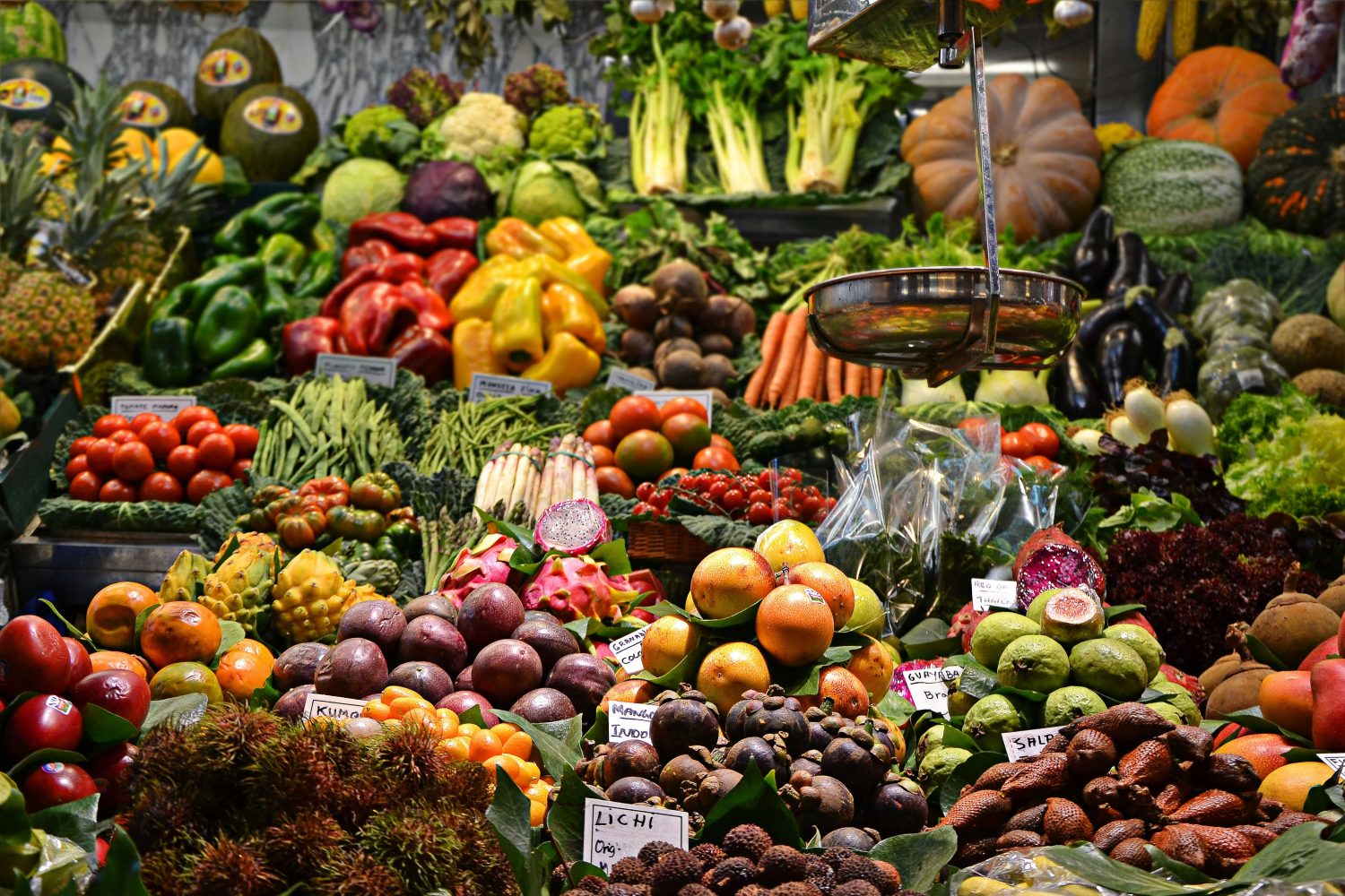 Gesundes Obst und Gemüse liegen nebeneinander