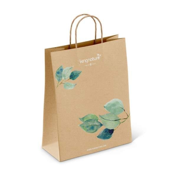Die Display-Papiertragetasche gross kingnature ist eine braune Papiertragetasche mit gedrehten Griffen, grünen und blauen Blättern im Aquarellstil und den Texten „kingnature“ und „love & be alive!“ im oberen Bereich.