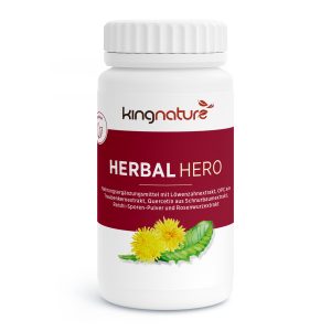 Eine weiße Flasche mit der Aufschrift „kingnature HERBAL HERO“ mit Löwenzahnblüten und grünen Blättern auf dem rot-weißen Etikett. Die Flasche verfügt über einen weißen Schraubverschluss und ein lebendiges Kräuterdesign.