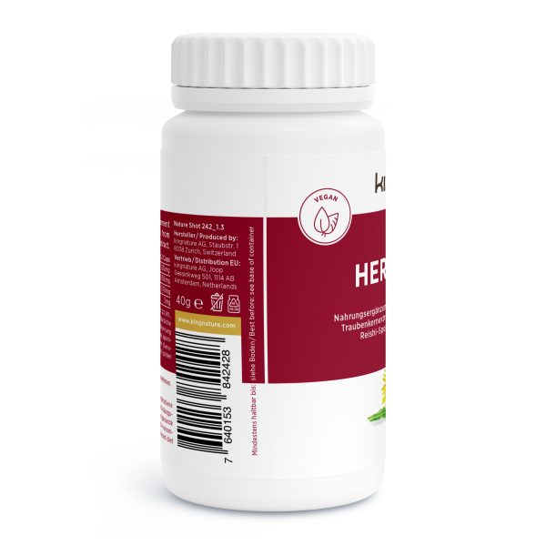 Eine weiße Plastikflasche mit rotem Etikett, das ein veganes Zertifizierungslogo, einen Barcode und mehrsprachigen Text trägt. Die Flasche ist leicht gedreht, sodass die Informationen auf der Seite und der Rückseite sichtbar sind. Veganfreundliche Verpackungen sind hervorgehoben.