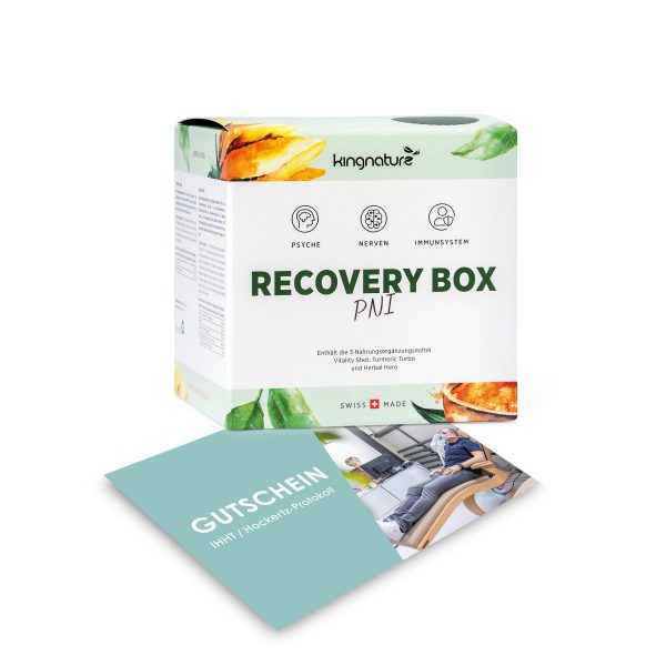 Eine Box mit der Aufschrift „PEP-Protokoll Basic“ von kingnature, mit Symbolen und grünen Akzenten, einer Gutscheinkarte und einem Foto einer Person in einer modernen Wellnessumgebung, die das PEP-Protokoll Basic-Programm unterstützen soll.