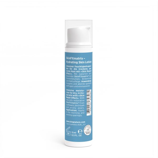 HydratingSkinLotion_Back_V2 Eine blau-weiße Flasche Muster Hydrating Skin Lotion steht aufrecht und zeigt ihr Etikett mit Produktdetails, Gebrauchsanweisungen in Englisch und Deutsch sowie einer Muster-Mustermarkierung.