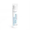 Eine weiße Pumpflasche mit der Aufschrift „Muster Hydrating Skin Lotion“ steht aufrecht vor einem schlichten weißen Hintergrund und betont die Reparatur, Feuchtigkeit und den Hautschutz für trockene Haut – perfekt für die tägliche Feuchtigkeitsversorgung.