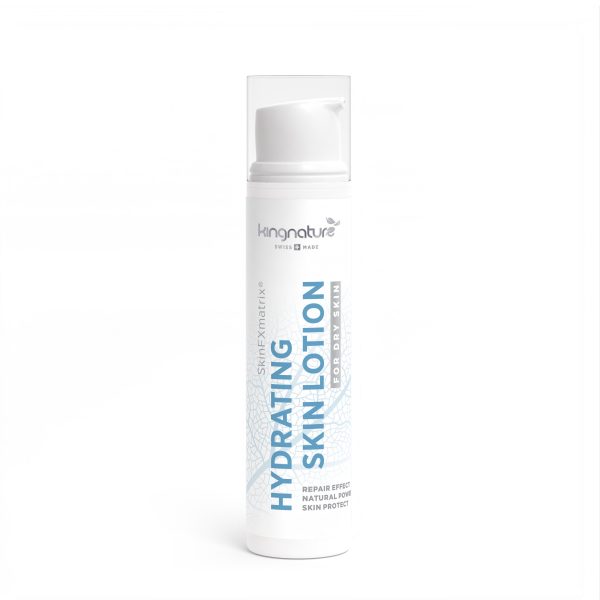 HydratingSkinLotion_Front_V2 Eine weiße Pumpflasche mit der Aufschrift „Muster Hydrating Skin Lotion“ steht aufrecht vor einem schlichten weißen Hintergrund und betont die Reparatur, Feuchtigkeit und den Hautschutz für trockene Haut – perfekt für die tägliche Feuchtigkeitsversorgung.
