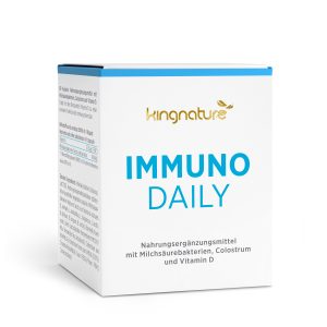 Immuno Daily: Eine weiß-blaue Box mit deutscher Aufschrift, die Milchsäurebakterien, Kolostrum und Vitamin D als Nahrungsergänzungsmittel enthält. Jetzt Immuno Daily für Ihre tägliche Unterstützung kaufen!.