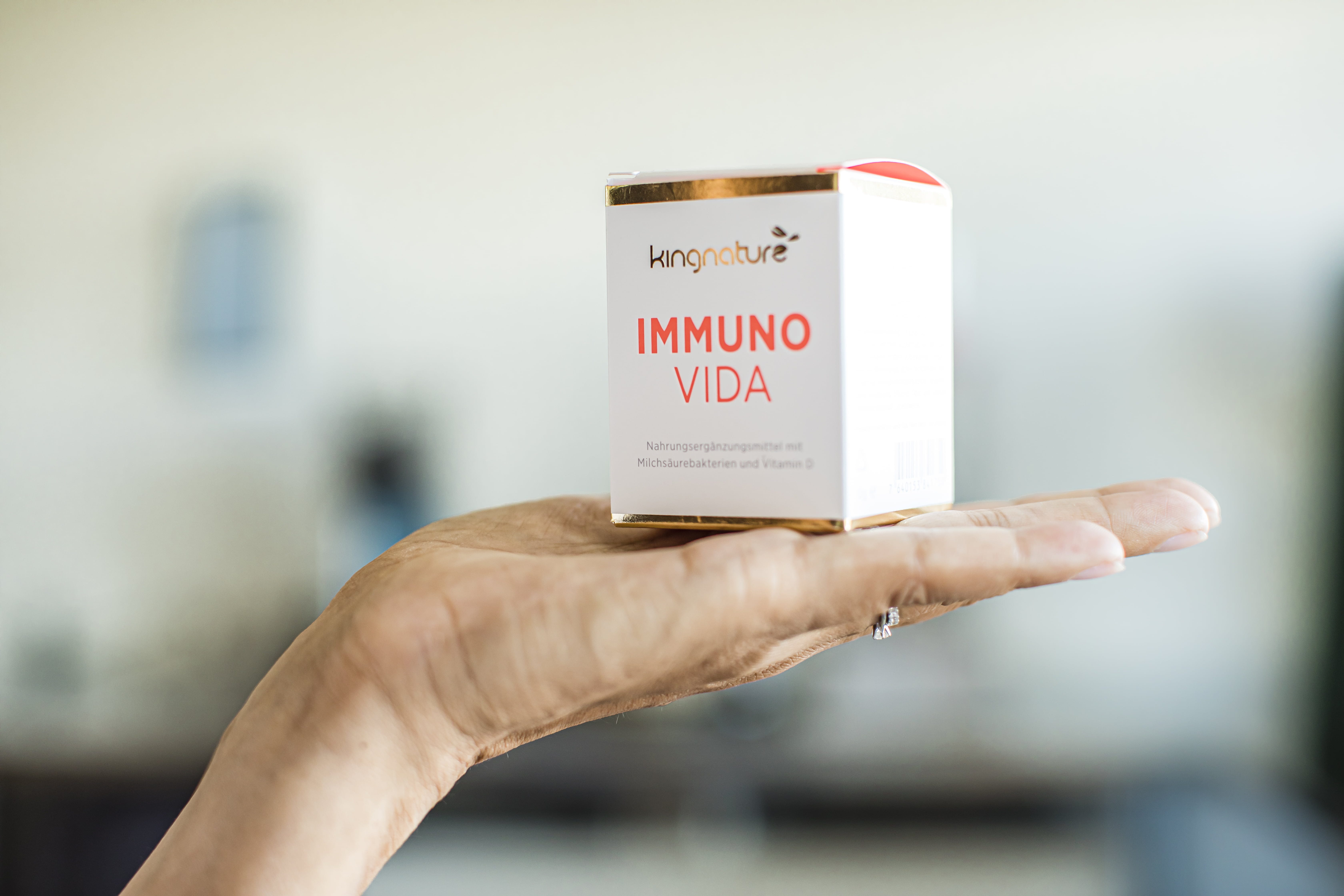 Immuno Vida, Immuno, kingnature, Nahrungsergänzungsmittel, Milchsäurebakterien, Vitamin D, Immunsystem, 20Kapseln, Immunsystem stärken, Colostrum, 100% natürlich, Swiss made, Gentechfrei, 7 verschiedene Stämme, Milchsäure-Bakterienkulturen, Bakterien, 200 Millionen Bakterien, Kapsel, Lacto-Vegetarier, Vegetarier, Lactose, vermentierte Milch, Vegi-Kapselhüllen, Schweizer Produkt, hochwertige Rohstoffe, schonend verarbeitet, Top Qualität, Magensaft-resistente Kapsel, Schweizer Produkt, schonend verarbeitet, hochwertige Rohstoffe, Produkt, Gesundheit, Hand, Labor, Ring, Frau, Verpackung, Karton, weiss, pink, rot