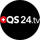 Logo mit schwarzem, kreisförmigem Hintergrund. Der Schriftzug "QS 24.tv" erscheint in weisser Farbe, mit einem roten Kreis, der ein weisses Pluszeichen vor dem QS-Highlighting Kingnature und hochwertige Nahrungsergänzung aus der Schweiz enthält.