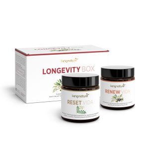 Die Longevity Box von kingnature enthält zwei Nahrungsergänzungsmittelgläser, Reset Vida und Renew Vida, jeweils mit botanischen Illustrationen auf weißem Hintergrund – ideal für alle, die nach hochwertigen Nahrungsergänzungsmitteln für ein langes Leben suchen.