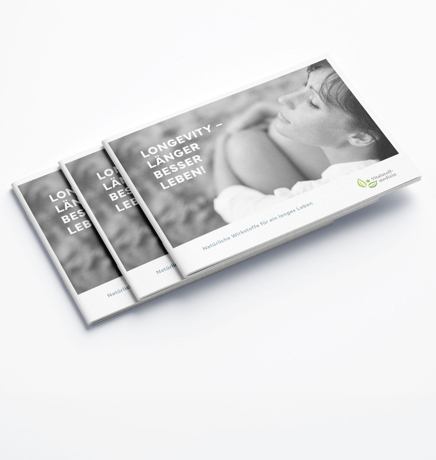 Offene Tablettenfläschchen mit roten Kapseln und Muscheln liegen verstreut auf einer Oberfläche. Ein rundes Etikett mit der Aufschrift „10 % im Mai“ weist auf einen 10%igen Rabatt auf Kingnature Nahrungsergänzungsmittel aus der Schweiz hin. Das Bild wirkt in einem sanften, werbenden Stil.