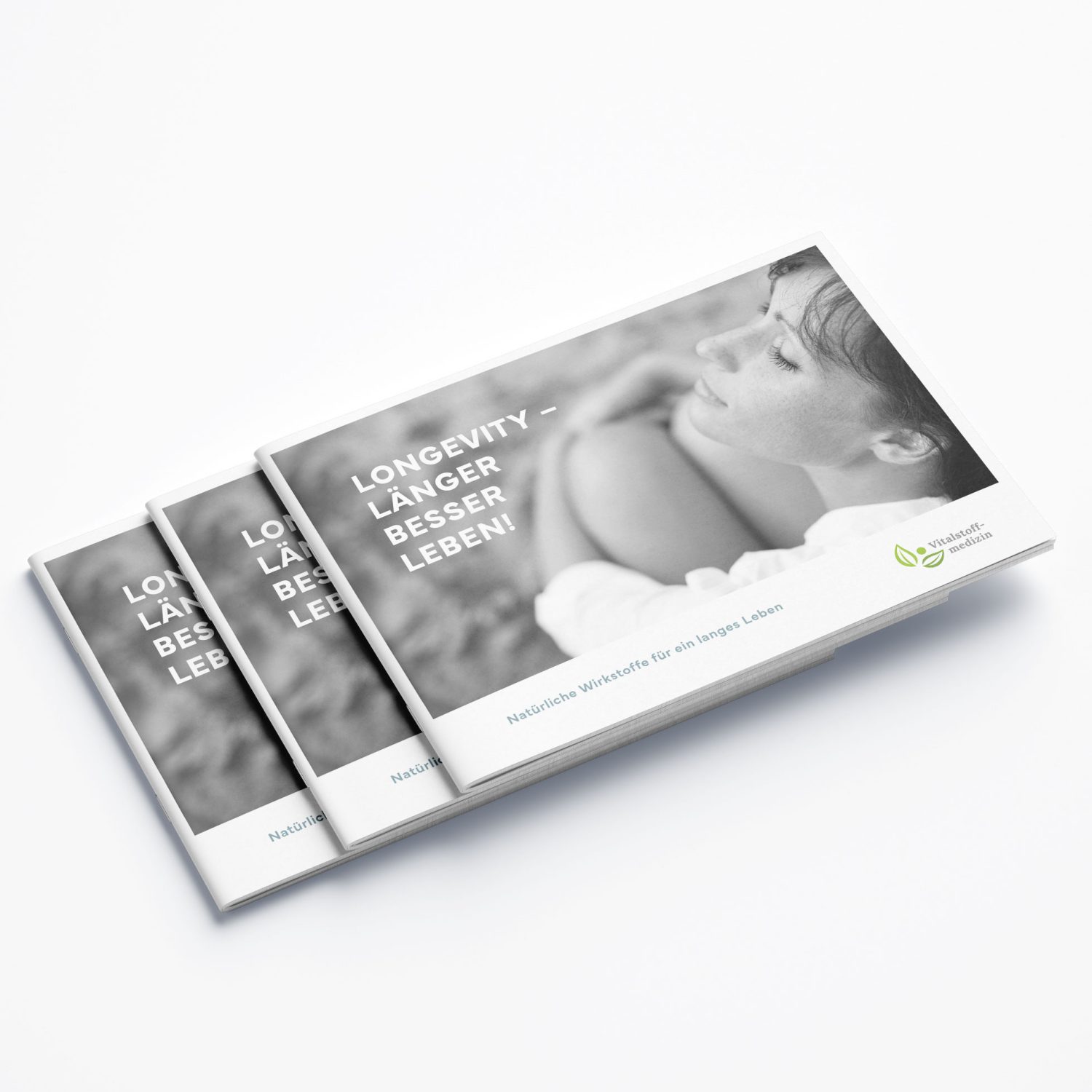Drei gestapelte Broschüren "Broschüre - Longevity Broschüre" zeigen eine lächelnde Frau auf dem Umschlag mit der Überschrift "LÄNGER BESSER LEBEN!". In der rechten unteren Ecke erscheint ein grünes Blatt-Logo.