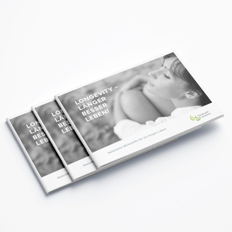 Drei gestapelte Broschüren "Broschüre - Longevity Broschüre" zeigen eine lächelnde Frau auf dem Umschlag mit der Überschrift "LÄNGER BESSER LEBEN!". In der rechten unteren Ecke erscheint ein grünes Blatt-Logo.