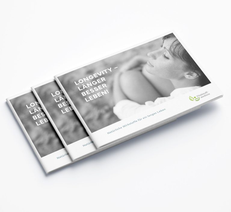 Drei gestapelte Broschüren "Broschüre - Longevity Broschüre" zeigen eine lächelnde Frau auf dem Umschlag mit der Überschrift "LÄNGER BESSER LEBEN!". In der rechten unteren Ecke erscheint ein grünes Blatt-Logo.