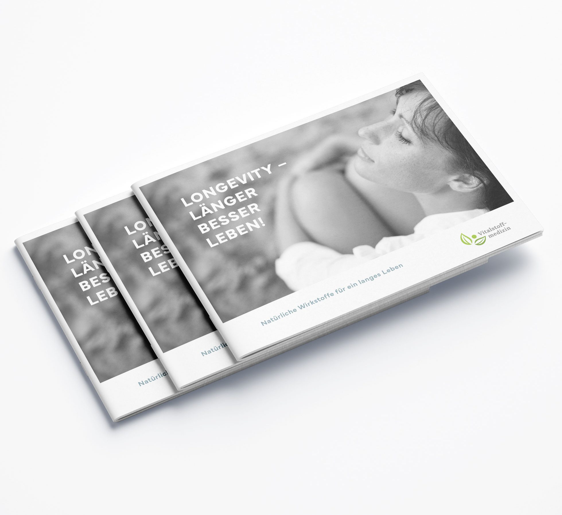 Drei gestapelte Broschüren "Broschüre - Longevity Broschüre" zeigen eine lächelnde Frau auf dem Umschlag mit der Überschrift "LÄNGER BESSER LEBEN!". In der rechten unteren Ecke erscheint ein grünes Blatt-Logo.