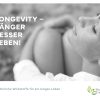 Ein Graustufenfoto einer entspannten Frau im Freien mit geschlossenen Augen. Text: Broschüre - Langlebigkeit Broschüre: Natürliche Wirkstoffe für ein langes Leben. Ideal für Ihre Broschüre, mit grünem Blattlogo von Vitalstoff-medizin.