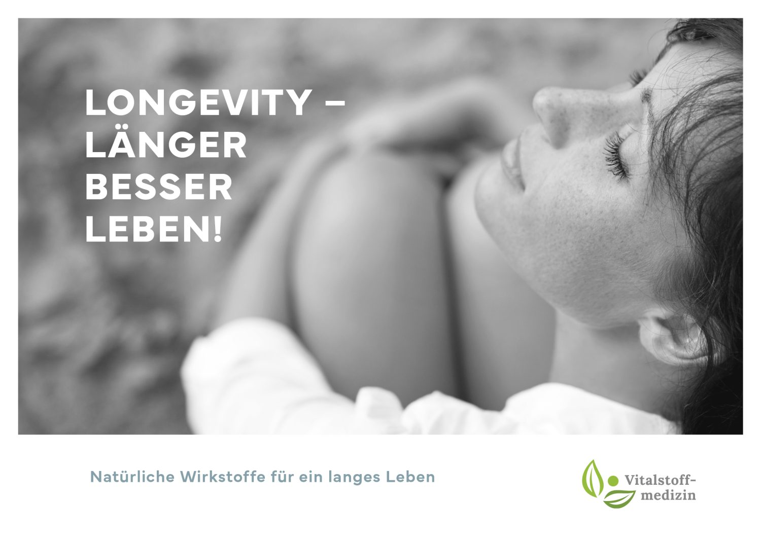 Ein Graustufenfoto einer entspannten Frau im Freien mit geschlossenen Augen. Text: Broschüre - Langlebigkeit Broschüre: Natürliche Wirkstoffe für ein langes Leben. Ideal für Ihre Broschüre, mit grünem Blattlogo von Vitalstoff-medizin.