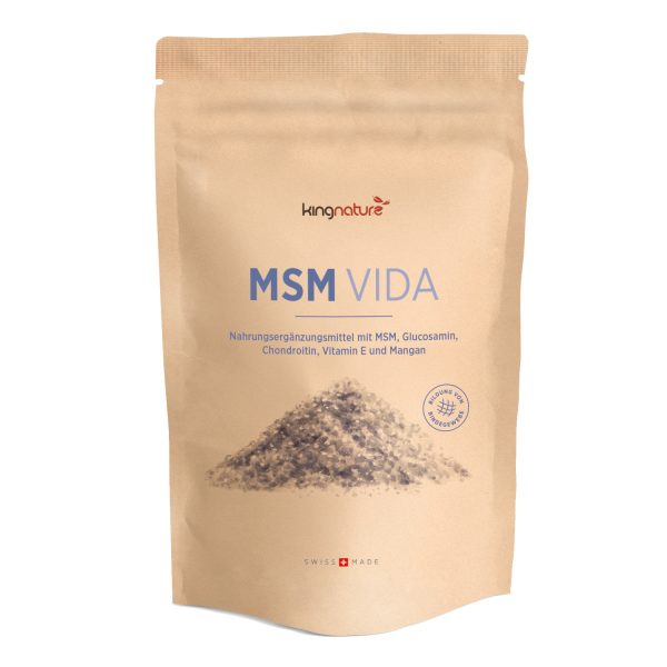 Ein beigefarbener Beutel mit der Aufschrift MSM Vida von kingnature zeigt einen deutschen Text über MSM, Glucosamin, Chondroitin, Vitamin E und Mangan mit einem Bild des Pulvers und einem Swiss Made-Etikett - ideal für alle, die MSM Kapseln kaufen wollen.