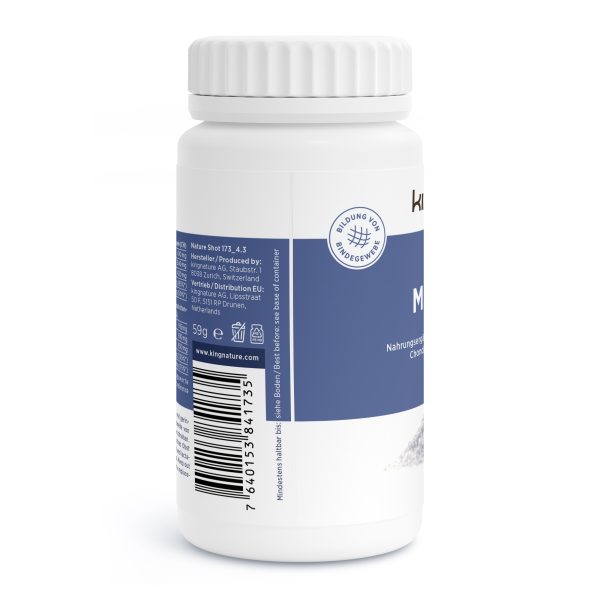 Abgebildet ist eine weiße Kunststoffflasche mit Nahrungsergänzungsmitteln, weißem Verschluss und blauem Etikett. Das Etikett enthält Text, einen Barcode und ein rundes Logo, Produktname und -details sind jedoch teilweise abgewandt.