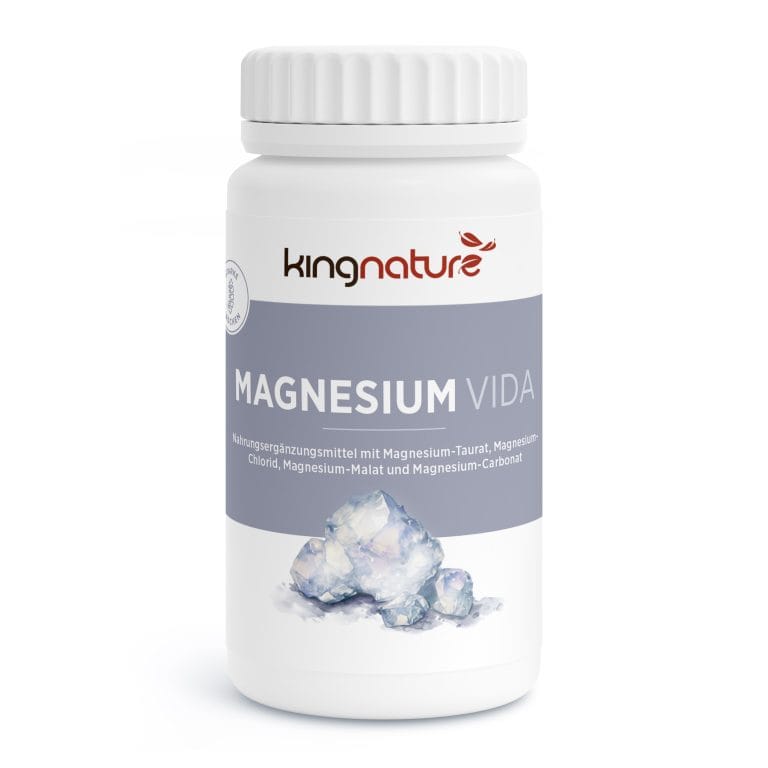 Eine weiße Flasche mit der Aufschrift „kingnature MAGNESIUM VIDA“ mit Magnesiumkristallen auf der Vorderseite. Auf dem Etikett sind Magnesiumtaurat, Magnesiumchlorid, Magnesiummalat und Magnesiumcarbonat hervorgehoben. Nahrungsergänzung aus der Schweiz.