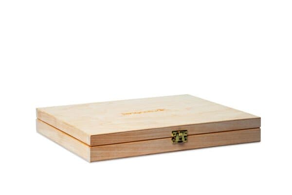 Der Muster - kingnature-Testsatz ist eine geschlossene, rechteckige Holzbox mit goldfarbenem Verschluss und glatter, heller Holzoberfläche, ideal zur Aufbewahrung von Gegenständen oder Geschenken. Er ist als Test-Set gekennzeichnet und auf weißem Hintergrund abgebildet.