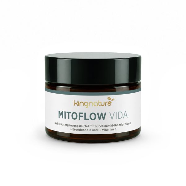 Mitoflow Vida_Bottle_Front_v1.0 Ein dunkles Glasgefäß mit schwarzem Deckel, beschriftet mit „kingnature MITOFLOW VIDA“, das auf Deutsch als Nahrungsergänzungsmittel mit Nicotinamid-Ribosid-Chlorid, L-Ergothionein und B-Vitaminen beschrieben wird.