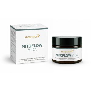 Eine weiße Schachtel und ein dunkles Glas mit schwarzen Deckeln, beschriftet mit „kingnature MITOFLOW VIDA“, ein Nahrungsergänzungsmittel mit Nicotinamid-Ribosid, L-Ergothionein und B-Vitaminen.