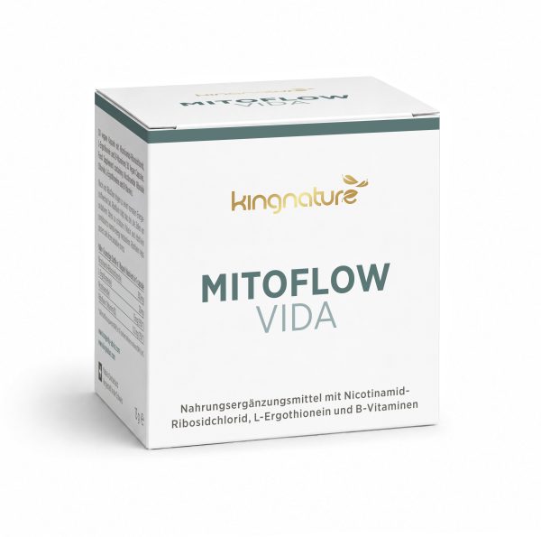 Mitoflow Vida_Box_Front_DE_v1.0 Eine Packung des Nahrungsergänzungsmittels „Kingnature Mitoflow Vida“ mit deutscher Beschriftung, das Inhaltsstoffe wie Nicotinamid-Ribosid-Chlorid, L-Ergothionein und B-Vitamine enthält. Die Verpackung ist überwiegend weiß und mit grünen und goldenen Akzenten versehen.