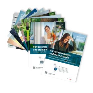 Ein aufgefächerter Stapel von Promotions-Einlageblättern im A4-Format zeigt Menschen, die lächelnd Nahrungsergänzungsmittel in der Hand halten und mit deutschem Text für Vorteile wie starke Nerven, geistige Energie und eine bessere allgemeine Gesundheit werben.