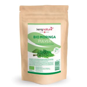 Ein brauner wiederverschließbarer Beutel mit der Aufschrift „kingnature Moringa Blattpulver Bio“ verfügt über ein grün-weißes Etikett mit „Swiss Made“- und „Bio“-Zeichen sowie ein Bild von Moringa-Blattpulver. Perfekt für alle, die Bio-Moringa Pulver kaufen möchten.