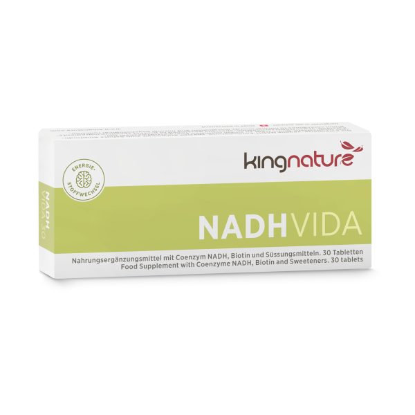 Eine weiß-grüne Schachtel mit der Aufschrift „NADH Vida“ enthält 30 Tabletten eines Nahrungsergänzungsmittels mit dem Coenzym NADH, Biotin und Süßungsmitteln. Auf der Verpackung sind Texte in Deutsch und Englisch abgedruckt.