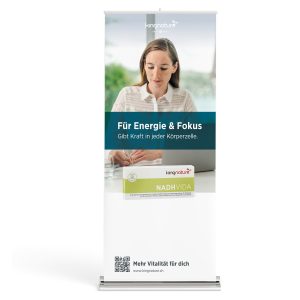 Das Display - Roll up Banner zeigt eine Frau an einem Schreibtisch mit deutschem Text: Für Energie & Fokus. Gibt Kraft in jeder Körperzelle. Darunter befindet sich die NADHVIDA-Beilage und ein QR-Code.