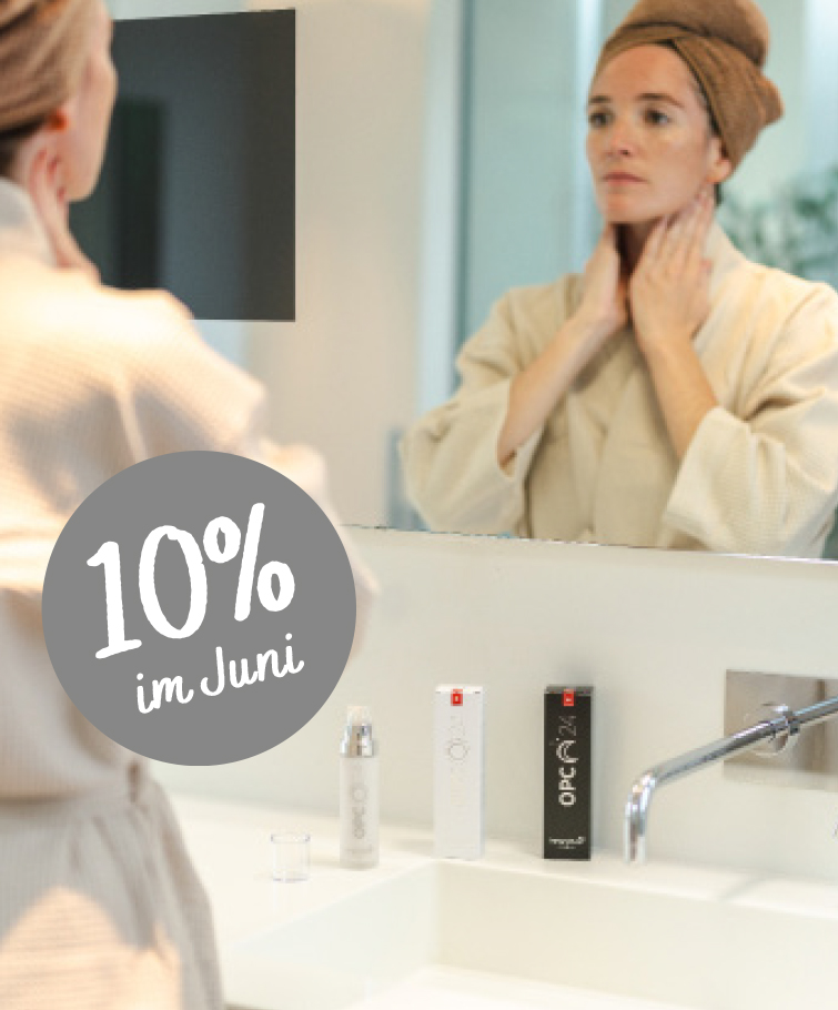 Offene Tablettenfläschchen mit roten Kapseln und Muscheln liegen verstreut auf einer Oberfläche. Ein rundes Etikett mit der Aufschrift „10 % im Mai“ weist auf einen 10%igen Rabatt auf Kingnature Nahrungsergänzungsmittel aus der Schweiz hin. Das Bild wirkt in einem sanften, werbenden Stil.