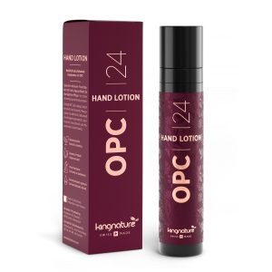 Eine kastanienbraune Flasche der OPC 24 Handlotion steht neben ihrer passenden Box, beide tragen die Aufschrift „OPC | 24 HAND LOTION“ und „kingnature SWISS MADE“. Jetzt OPC 24 Handlotion für gepflegte Hände kaufen.