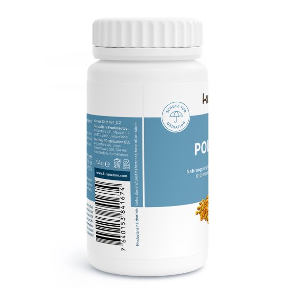 Pollen-Vida_v3.2-Side Eine weiße Kunststoffflasche mit weißem Schraubverschluss, teilweise umhüllt von einem blau-weißen Etikett mit Barcode, Produktinformation und einem runden deutschen Siegel. Pollen Vida ist ideal für alle, die Pollen-Kapseln als Nahrungsergänzungsmittel kaufen möchten.