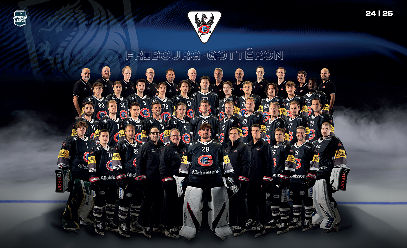 Ein Gruppenfoto der Eishockeymannschaft des HC Fribourg-Gottéron für die Nationalliga-Saison 2024–25. Es zeigt Spieler und Mitarbeiter in schwarzen Uniformen, die auf einer Eisbahn posieren, im Hintergrund das Logo und der Name der Mannschaft.
