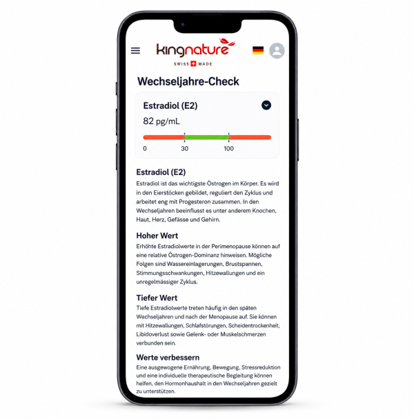 Auf dem Bildschirm eines Smartphones werden Informationen zu einem Wechseljahre-Check angezeigt, darunter ein Estradiol (E2)-Testwert von 82 pg/ml, Erläuterungen zu hohen und niedrigen Werten, relevante Symptome sowie Gesundheitstipps – ähnlich wie ein Eisen-Check für zu Hause, der Ihnen bequem von zu Hause aus leicht verständliche Einblicke in Ihre Gesundheit bietet.