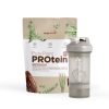 Ein Beutel Kingnature PurePlant PROtein Schokoladenpulver steht hinter einem Shaker „Blender Bottle Prostak Pro“. Auf dem Beutel sind Erbsen und Kakaofrüchte abgebildet, was die pflanzlichen Inhaltsstoffe unterstreicht.