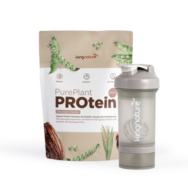 Ein Beutel Kingnature PurePlant PROtein Schokoladenpulver steht hinter einem Shaker „Blender Bottle Prostak Pro“. Auf dem Beutel sind Erbsen und Kakaofrüchte abgebildet, was die pflanzlichen Inhaltsstoffe unterstreicht.