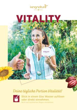 Eine lächelnde Frau im Freien hält eine Packung „Flyer Vitality Shot“ und ein Wasserglas in der Hand. Die von Früchten und Blättern umrahmte Szene trägt den Schriftzug „Flyer Vitality Shot“ und wirbt für den täglichen Genuss dieses Energydrinks.