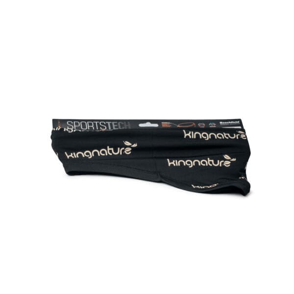 Ein schwarzer SPORTSTECH Halswärmer mit dem kingnature Logo in Beige präsentiert sich in seiner Verpackung vor weißem Hintergrund. Perfekt für Sport und einen aktiven Lebensstil.