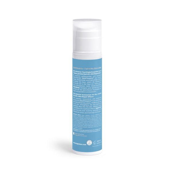 Eine hohe, zylindrische blaue Flasche mit der Aufschrift „Hydrating Skin Lotion“ mit einer weißen Pumpe und einem Text über natürliche Pflege für trockene Haut steht aufrecht vor einem schlichten weißen Hintergrund.