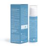 Neben der Verpackung steht eine blau-weiße Flasche mit feuchtigkeitsspendender Hautlotion für trockene Haut, auf der sowohl Informationen auf Englisch als auch auf Deutsch, eine abstrakte Grafik und Symbole zu sehen sind, die die hautregenerierende Wirkung der Lotion hervorheben.