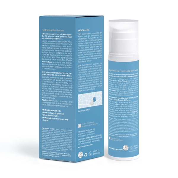 Neben der Verpackung steht eine blau-weiße Flasche mit feuchtigkeitsspendender Hautlotion für trockene Haut, auf der sowohl Informationen auf Englisch als auch auf Deutsch, eine abstrakte Grafik und Symbole zu sehen sind, die die hautregenerierende Wirkung der Lotion hervorheben.