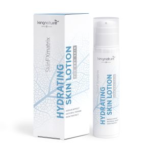 Eine weiß-blaue Schachtel und Flasche mit der Aufschrift „Hydrating Skin Lotion“ stehen aufrecht auf einem weißen Hintergrund mit einem dezenten Blattadernmuster – ideal für die natürliche Pflege trockener Haut.