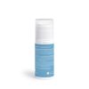 Eine weiße Pumpflasche mit blauem Etikett steht aufrecht vor weißem Hintergrund. Auf dem Etikett steht „Hydrating Skin Lotion“ – ideal, um trockene Haut natürlich zu pflegen.