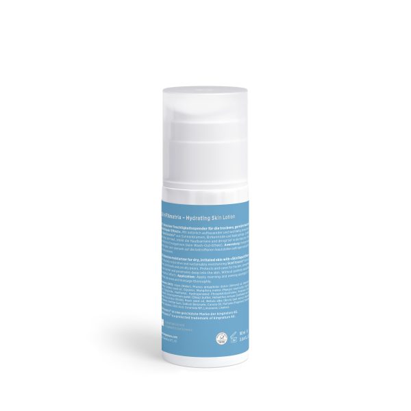 Eine weiße Pumpflasche mit blauem Etikett steht aufrecht vor weißem Hintergrund. Auf dem Etikett steht „Hydrating Skin Lotion“ – ideal, um trockene Haut natürlich zu pflegen.