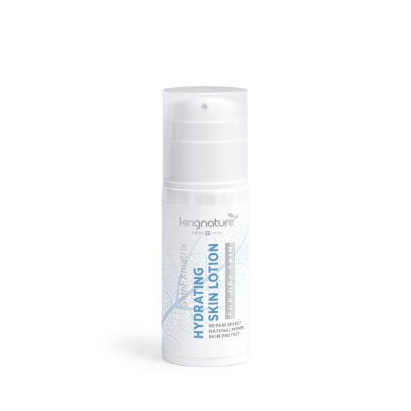 Eine weiße Flasche Hydrating Skin Lotion mit Pumpspender, blauem Text und einem dezenten Blattdesign auf dem Etikett ist perfekt für die natürliche Pflege trockener Haut und wird vor einem schlichten weißen Hintergrund präsentiert.