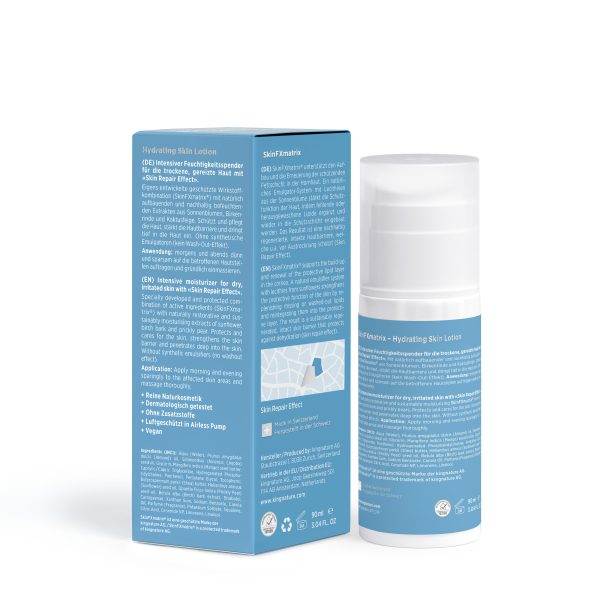 Eine blau-weiße Schachtel und eine Pumpflasche mit Hydrating Skin Lotion stehen nebeneinander. Auf der Schachtel sind Produktdetails in mehreren Sprachen angegeben, während die Flasche mit dem blauen Etikett trockene Haut auf natürliche Weise mit Feuchtigkeit versorgt.