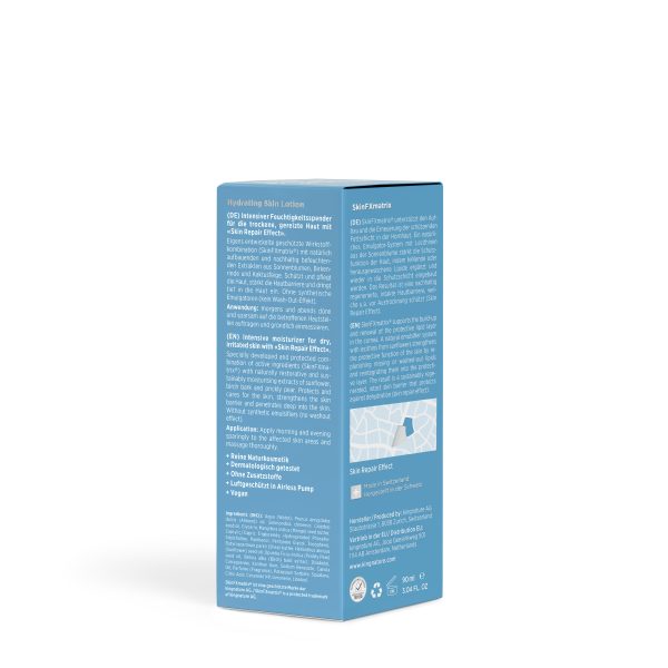 Auf der blau-weißen Verpackung der Hydrating Skin Lotion finden Sie detaillierte Informationen zur natürlichen Pflege trockener Haut, zu Inhaltsstoffen, Anwendungshinweisen und Eigenschaften. Im unteren Bereich sind Symbole und eine kleine Kartengrafik zu sehen.