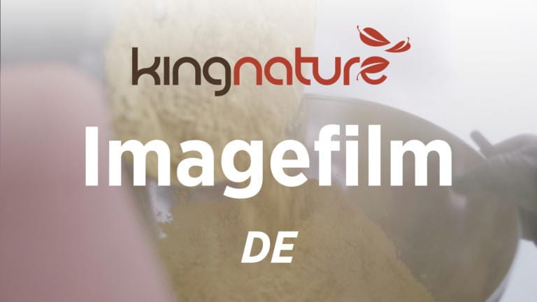 Vor einem unscharfen Hintergrund ist eine Nahaufnahme von Pulver zu sehen, das in eine Schüssel geschüttet wird. Darüber ist der Text „kingnature Imagevideo DE“ eingeblendet, oben ist das kingnature-Logo zu sehen.